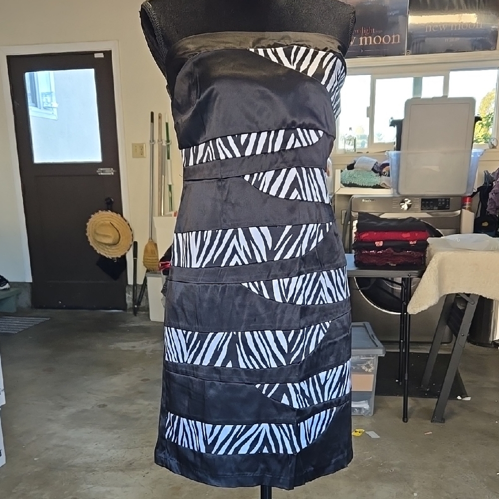 Elegant Black and White Zebra Print Strapless Dress